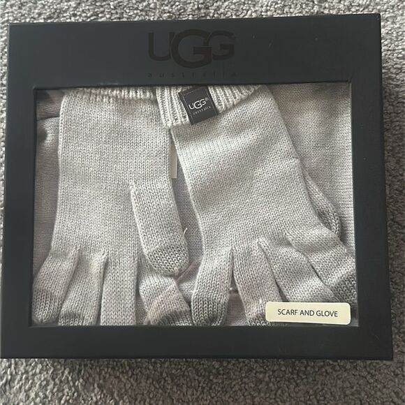 UGG Scarf and Gloves Set in Sand! - Picture 12 of 12